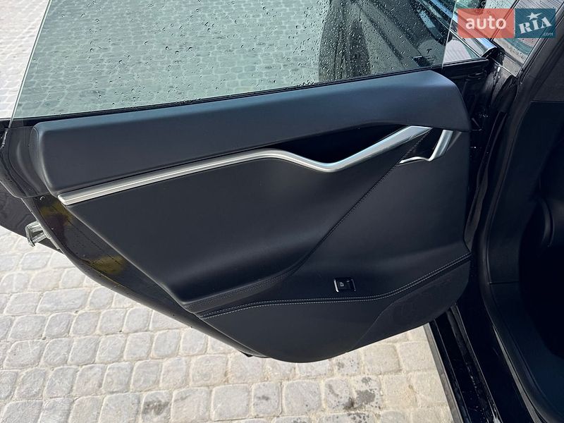 Ліфтбек Tesla Model S 2017 в Івано-Франківську