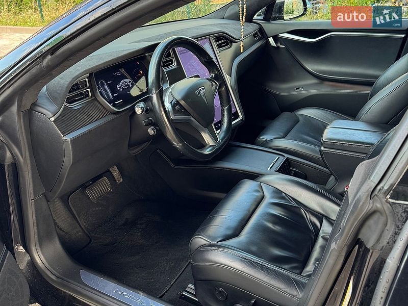 Ліфтбек Tesla Model S 2017 в Івано-Франківську