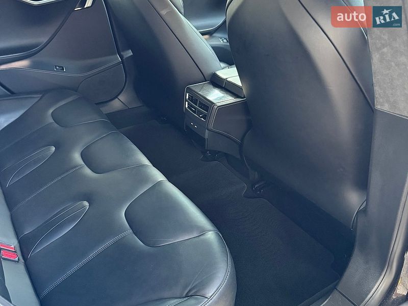 Ліфтбек Tesla Model S 2017 в Івано-Франківську