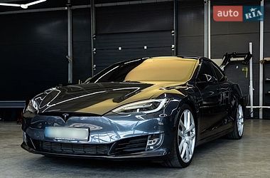 Лифтбек Tesla Model S 2019 в Черновцах