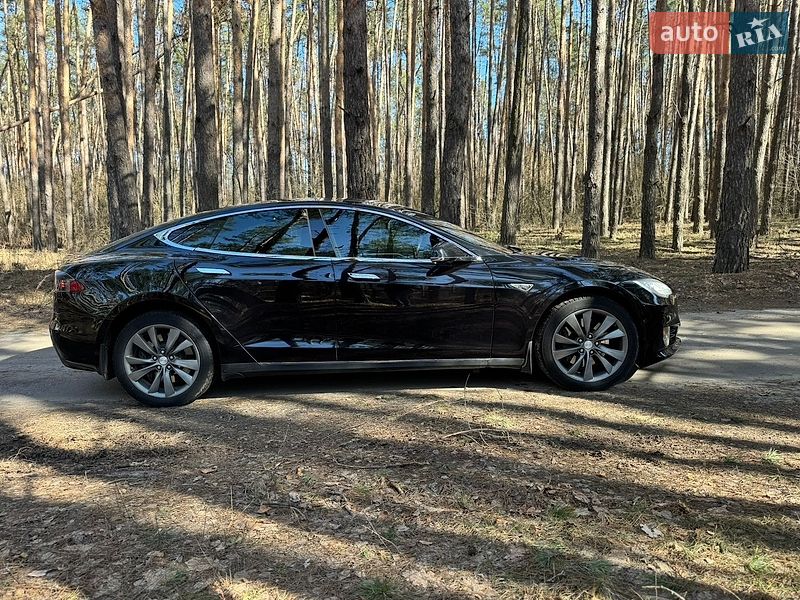 Лифтбек Tesla Model S 2016 в Киеве