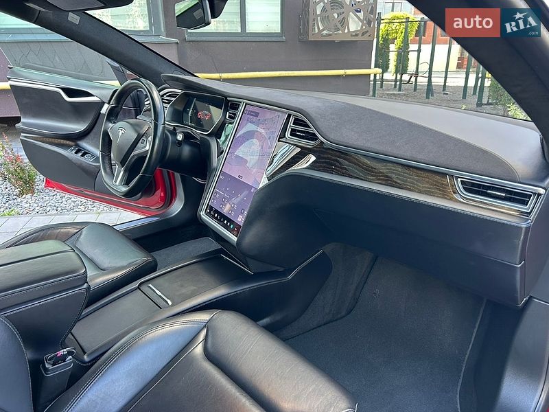 Лифтбек Tesla Model S 2016 в Городке
