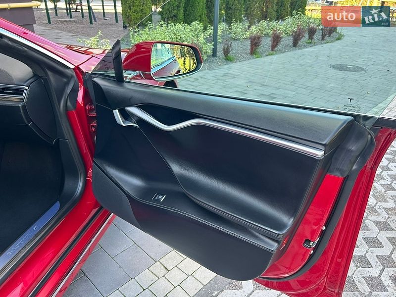 Лифтбек Tesla Model S 2016 в Городке