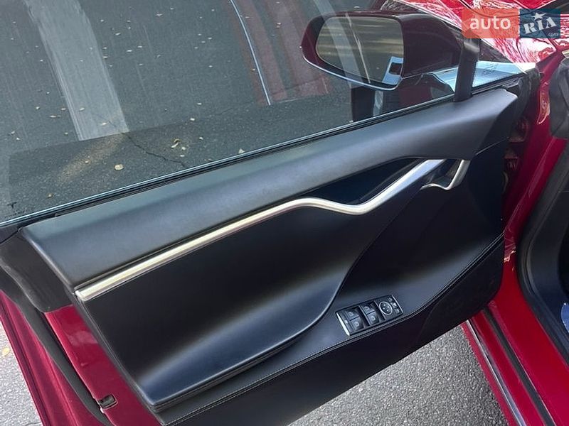 Лифтбек Tesla Model S 2016 в Радомышле