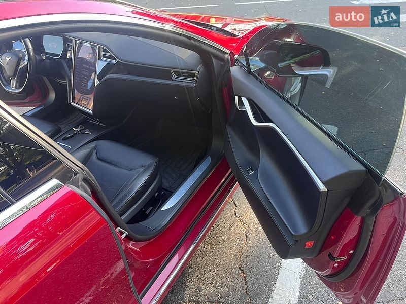 Лифтбек Tesla Model S 2016 в Радомышле