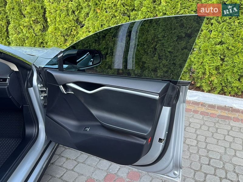 Лифтбек Tesla Model S 2013 в Трускавце