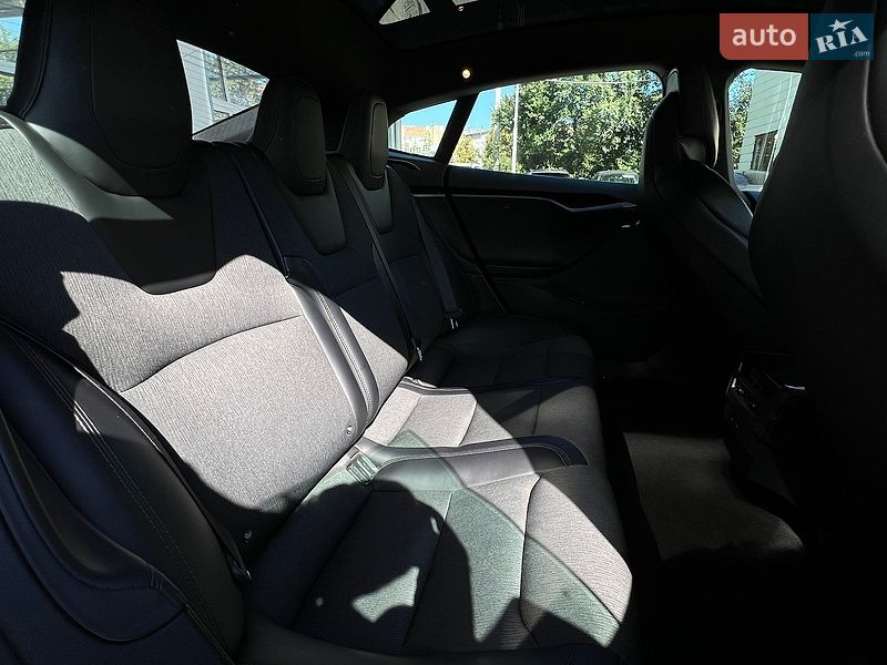 Ліфтбек Tesla Model S 2018 в Івано-Франківську
