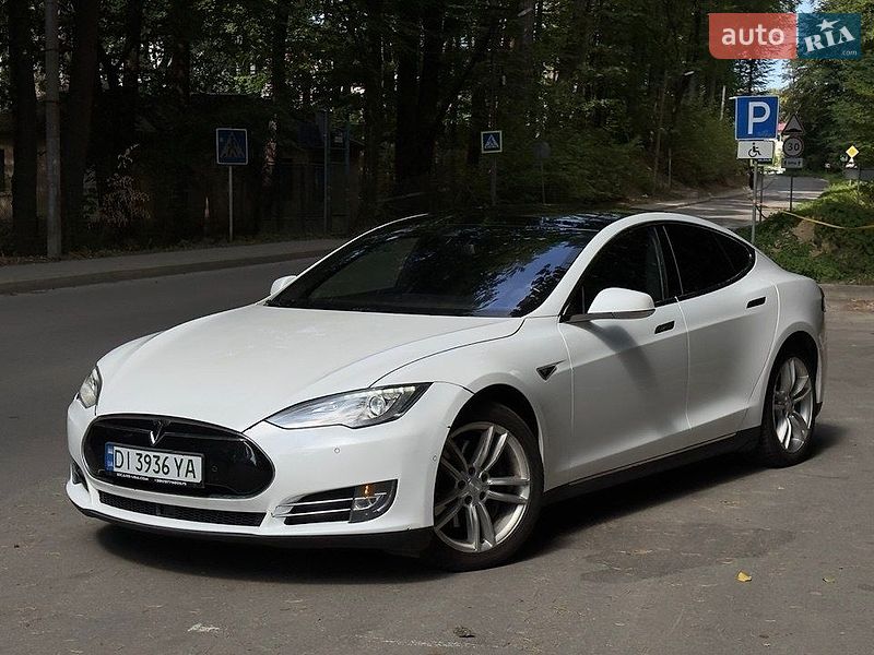 Лифтбек Tesla Model S 2016 в Львове Лифтбек Tesla Model S 2016 в Львове