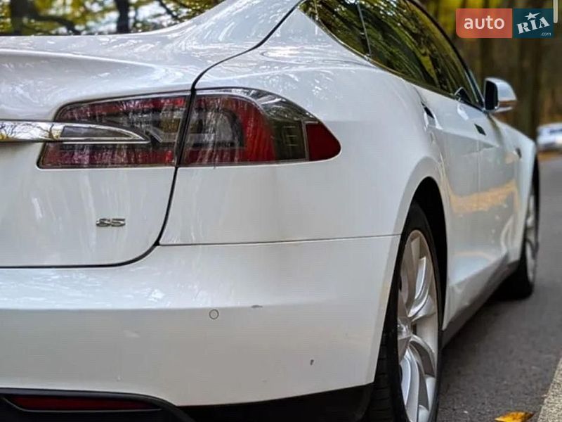 Ліфтбек Tesla Model S 2014 в Буську