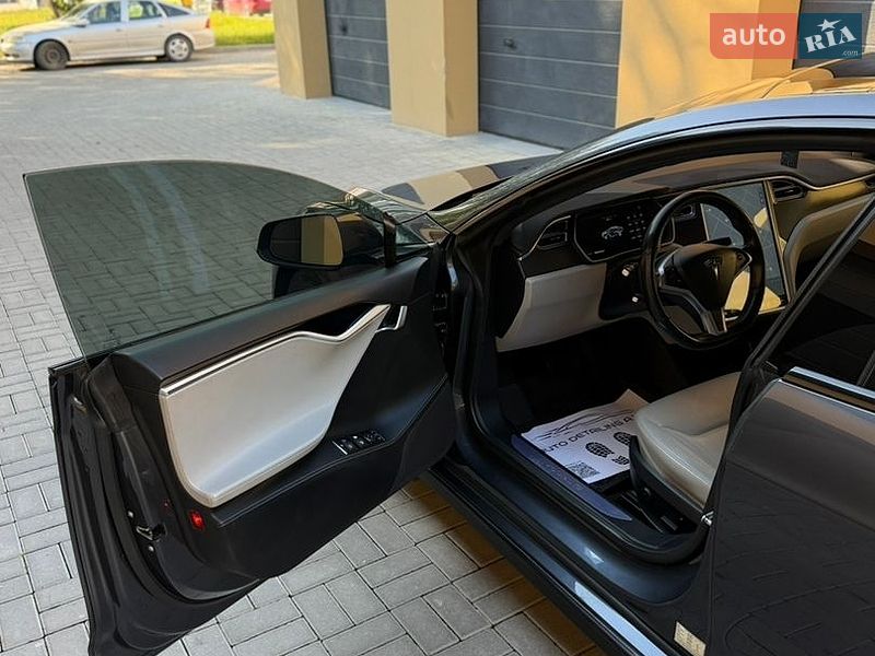 Ліфтбек Tesla Model S 2015 в Рівному