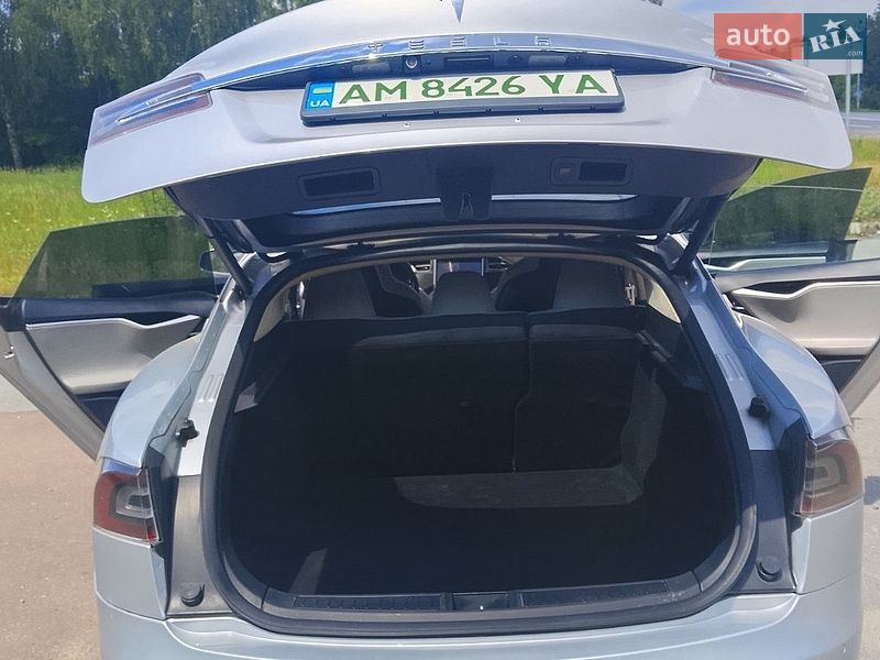 Лифтбек Tesla Model S 2016 в Житомире