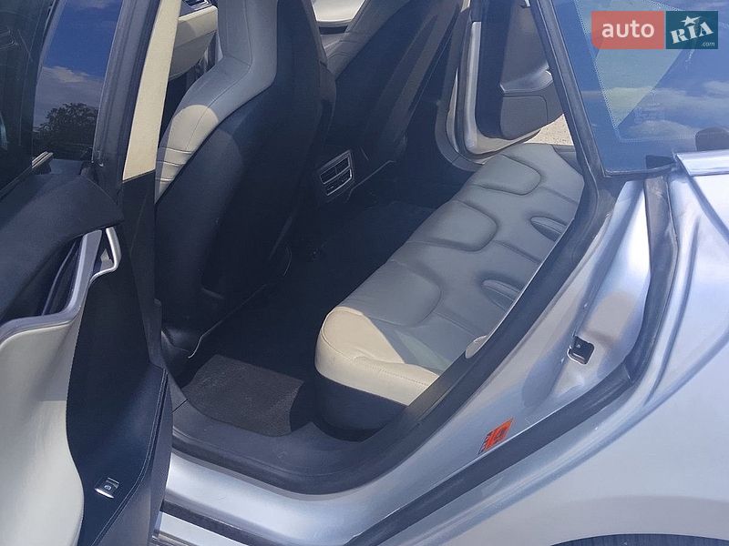 Лифтбек Tesla Model S 2016 в Житомире