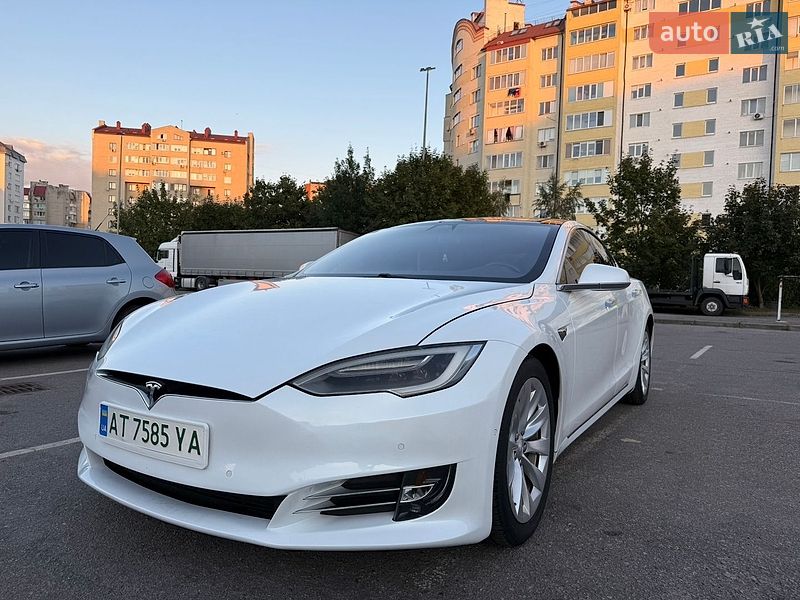 Ліфтбек Tesla Model S 2017 в Івано-Франківську