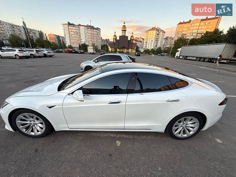 Ліфтбек Tesla Model S 2017 в Івано-Франківську