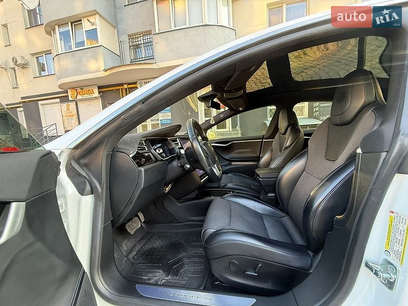 Ліфтбек Tesla Model S 2017 в Івано-Франківську