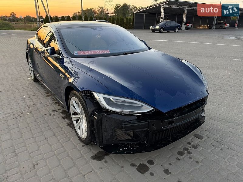 Лифтбек Tesla Model S 2016 в Львове