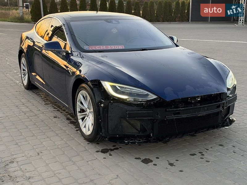 Лифтбек Tesla Model S 2016 в Львове