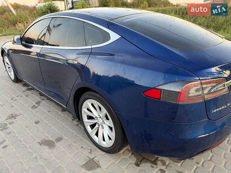 Лифтбек Tesla Model S 2016 в Львове