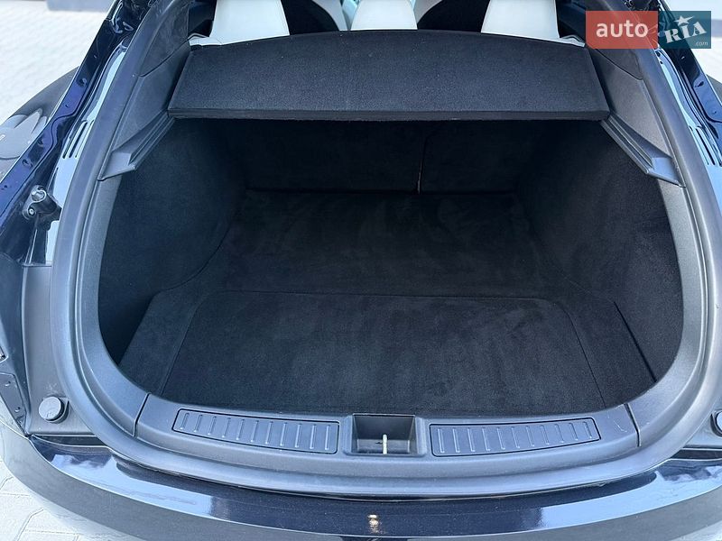 Ліфтбек Tesla Model S 2017 в Тернополі