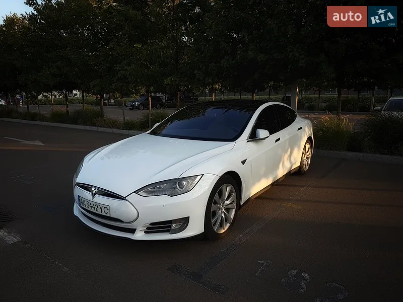 Tesla Model S 2015