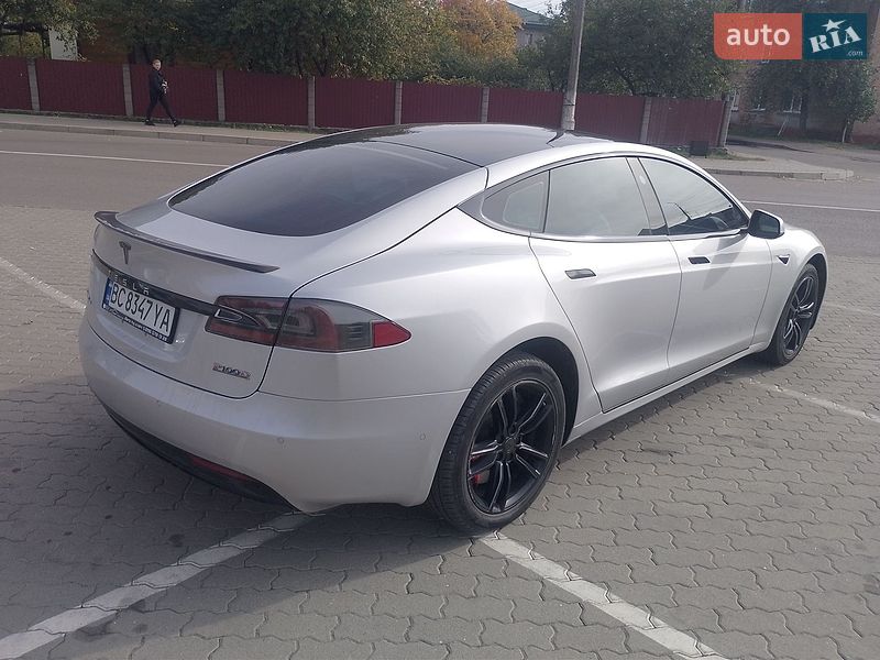 Ліфтбек Tesla Model S 2017 в Сарнах