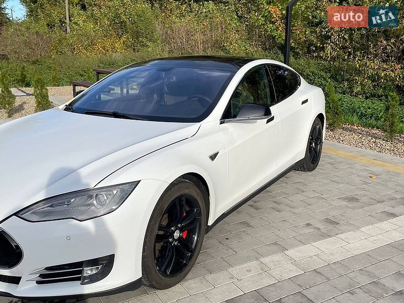 Ліфтбек Tesla Model S 2014 в Львові
