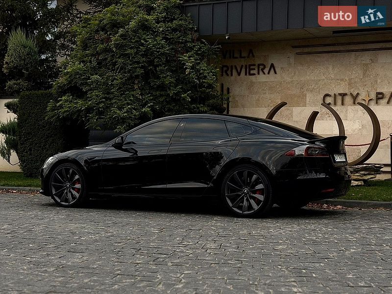 Лифтбек Tesla Model S 2017 в Львове