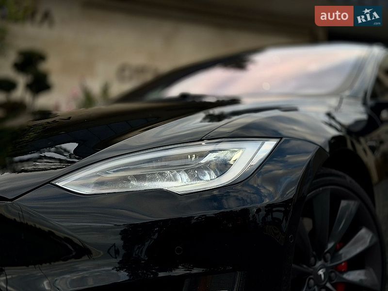 Лифтбек Tesla Model S 2017 в Львове