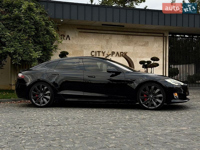 Лифтбек Tesla Model S 2017 в Львове