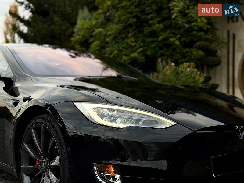 Лифтбек Tesla Model S 2017 в Львове
