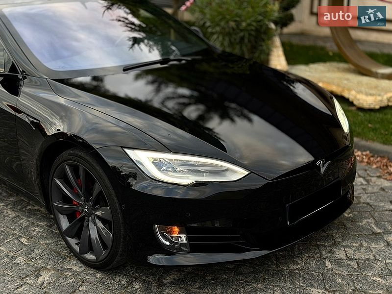Лифтбек Tesla Model S 2017 в Львове