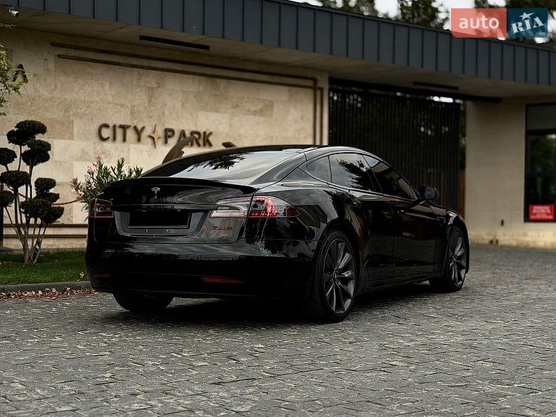 Лифтбек Tesla Model S 2017 в Львове