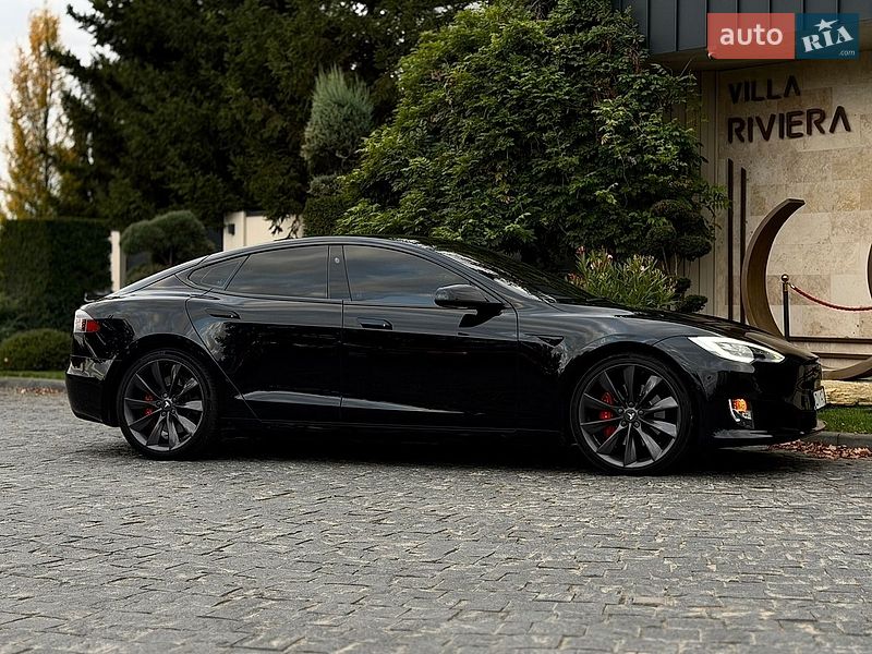 Лифтбек Tesla Model S 2017 в Львове