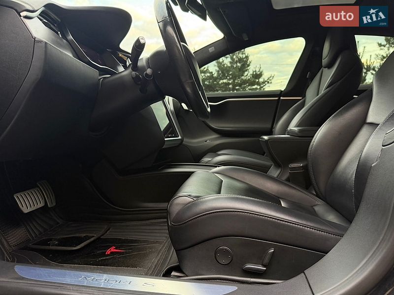 Лифтбек Tesla Model S 2017 в Львове