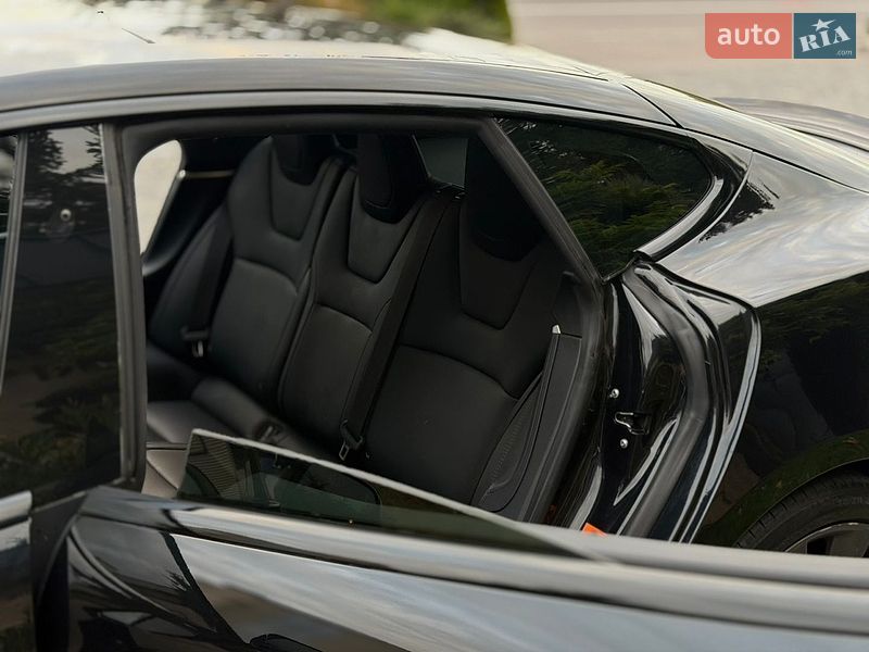 Лифтбек Tesla Model S 2017 в Львове