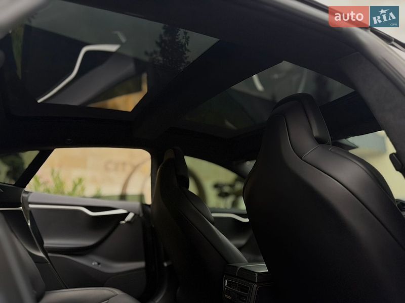 Лифтбек Tesla Model S 2017 в Львове