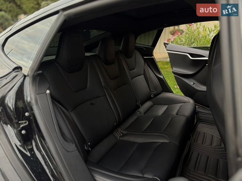 Лифтбек Tesla Model S 2017 в Львове