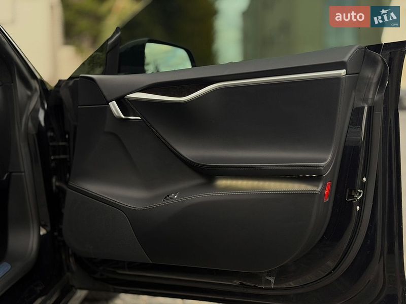 Лифтбек Tesla Model S 2017 в Львове