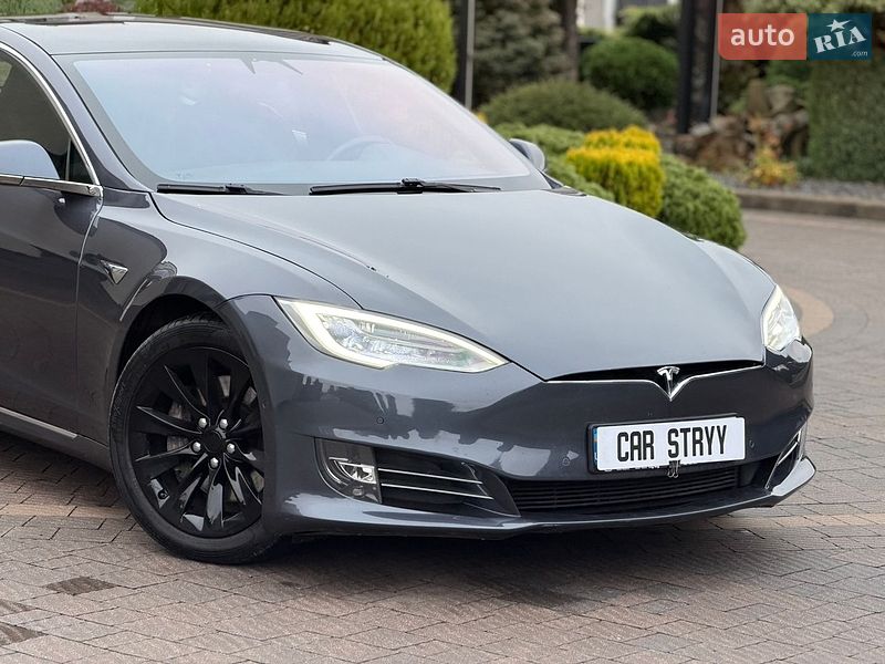 Ліфтбек Tesla Model S 2020 в Стрию