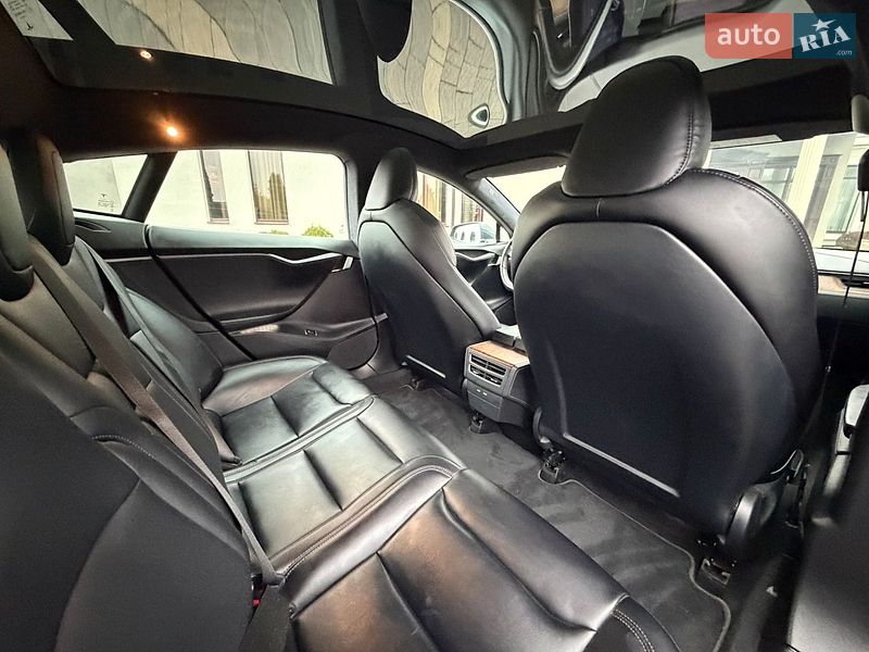 Ліфтбек Tesla Model S 2020 в Стрию