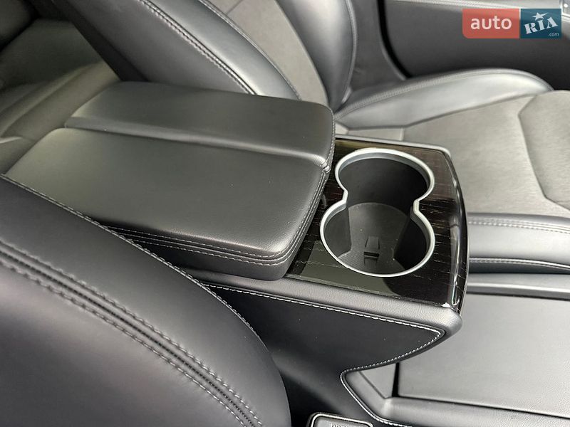Лифтбек Tesla Model S 2018 в Ковеле