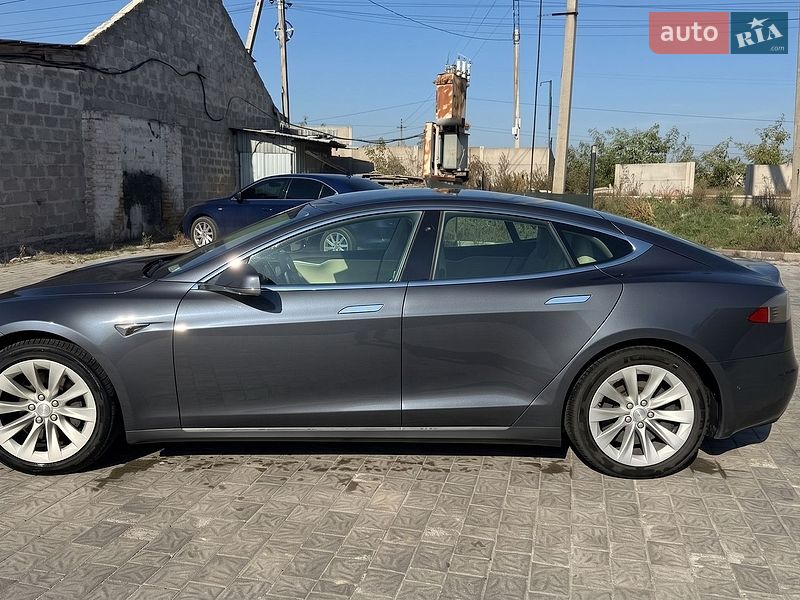 Лифтбек Tesla Model S 2017 в Киеве