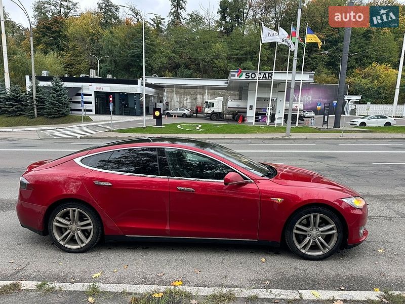 Лифтбек Tesla Model S 2014 в Буче