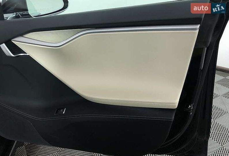 Лифтбек Tesla Model S 2017 в Киеве