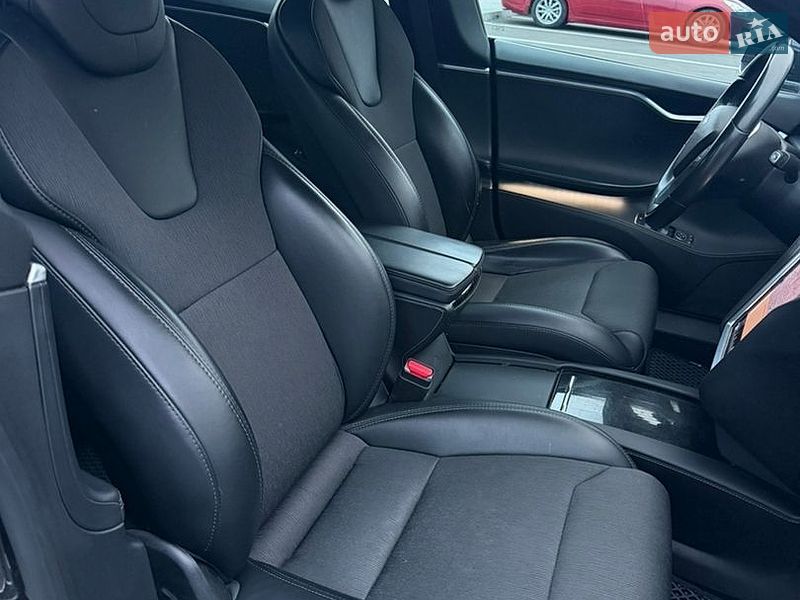 Ліфтбек Tesla Model S 2017 в Рівному