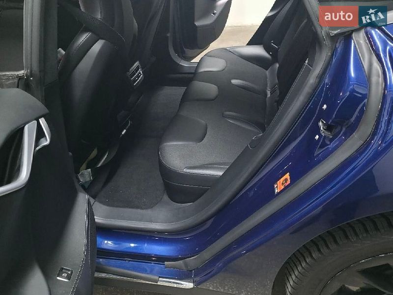 Лифтбек Tesla Model S 2016 в Киеве