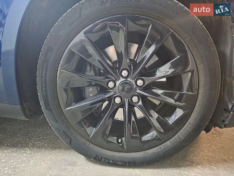 Ліфтбек Tesla Model S 2016 в Києві