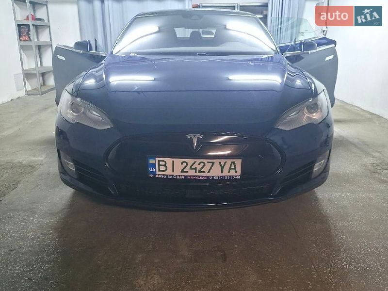 Лифтбек Tesla Model S 2016 в Киеве
