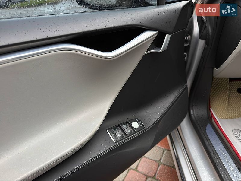 Ліфтбек Tesla Model S 2016 в Львові