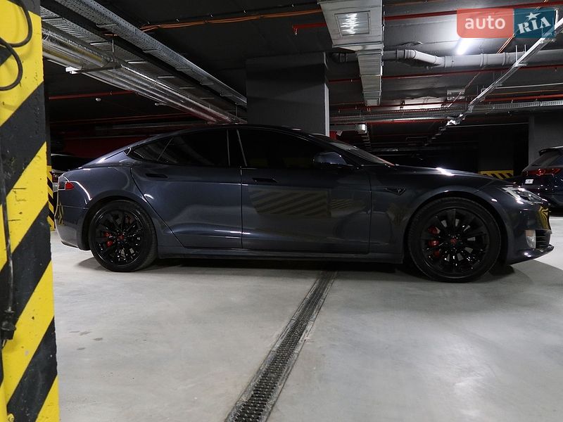 Ліфтбек Tesla Model S 2016 в Івано-Франківську